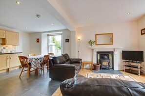 TV, fireplace - 2 Bed in Mousehole (oc-mizpah) (Mousehole)