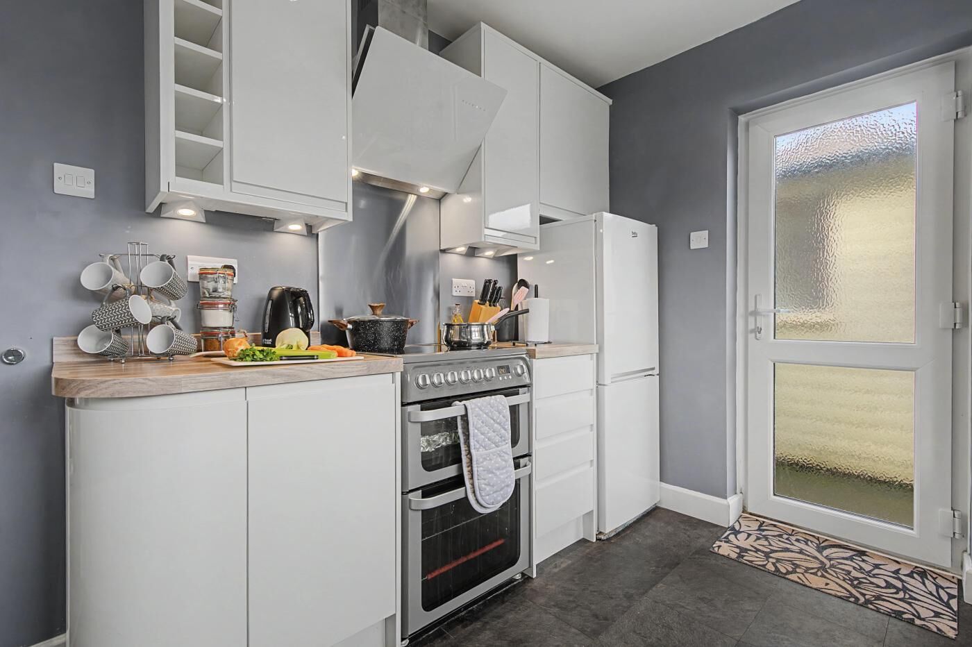Oven, dishwasher, cookware/dishes/utensils