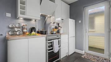 Oven, dishwasher, cookware/dishes/utensils