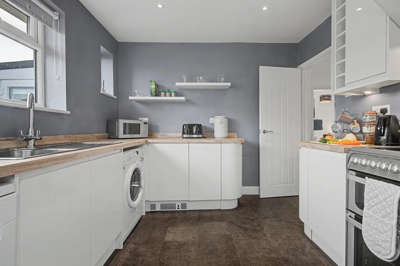 Oven, dishwasher, cookware/dishes/utensils