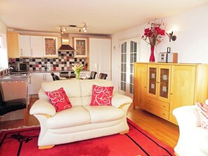 TV - 3 Bed in Porthleven (oc-lamorn) (Porthleven)