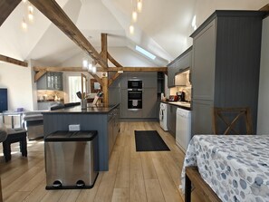 Four, lave-vaisselle, chaise haute