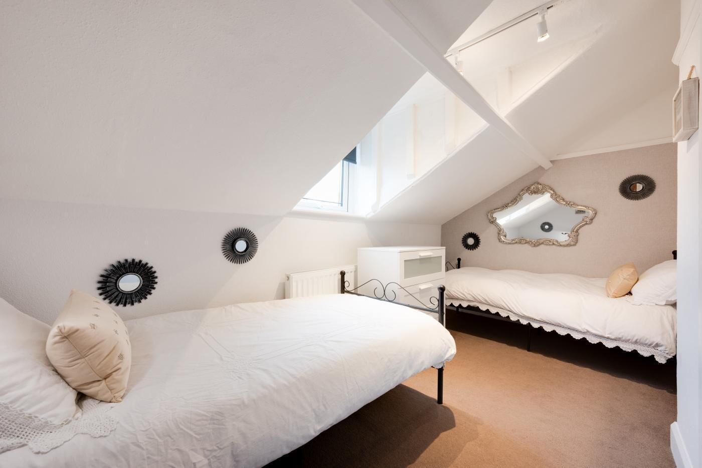 Tabla de planchar con plancha, wifi gratis y ropa de cama 