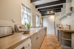 Microwave, oven, highchair, cookware/dishes/utensils - 3 Bed in Mousehole (oc-morcot) (Mousehole)