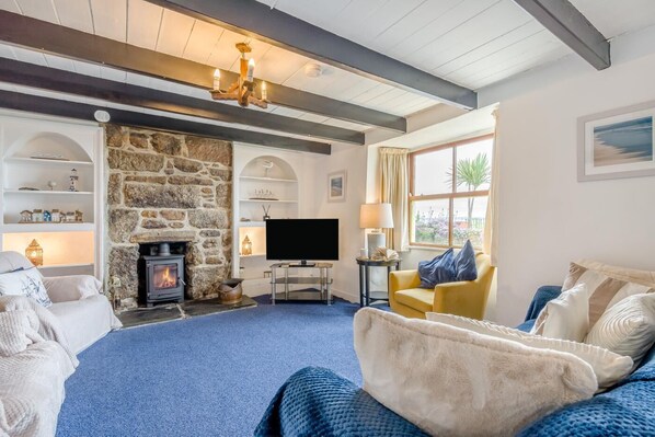 TV, fireplace - 3 Bed in Mousehole (oc-morcot) (Mousehole)