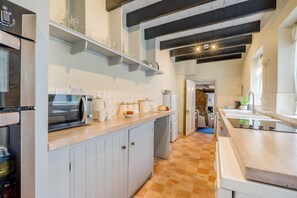 Microwave, oven, highchair, cookware/dishes/utensils - 3 Bed in Mousehole (oc-morcot) (Mousehole)