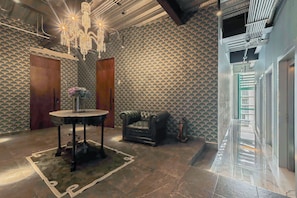 Habitación doble de lujo, vista a la ciudad | Área de sala de estar | Impresora