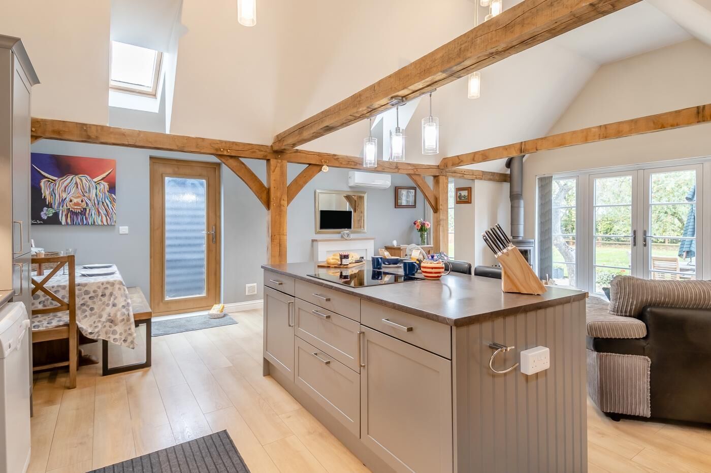 فرن، غسالة أطباق، كرسي للأطفال، مستلزمات طهي/أطباق/أوعية