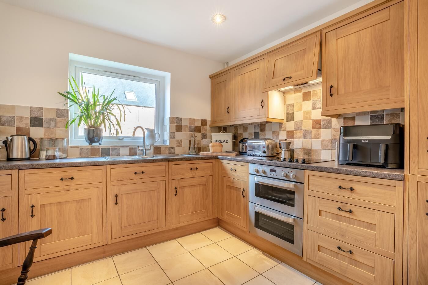 Four, lave-vaisselle, batterie de cuisine, vaisselle et ustensiles