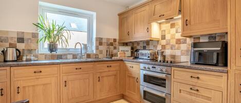 Four, lave-vaisselle, batterie de cuisine, vaisselle et ustensiles