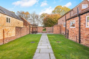 Property grounds - 1 Bed in Crayke (oc-g33754) (Crayke)