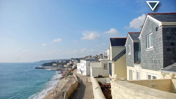A seaside promenade with buildings along the coast, a clear sky, and a view of the sea. - 2 Bed in Porthleven (oc-marin2) (Porthleven)