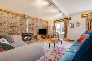 TV, fireplace - 3 Bed in Ridlington (oc-2253) (Walcott)