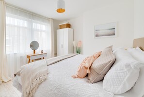 Bügeleisen/Bügelbrett, Reisekinderbett, kostenloses WLAN, Bettwäsche