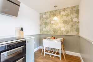 Oven, highchair, cookware/dishes/utensils - 1 Bed in Rushmere St. Andrew (oc-luxl) (Rushmere Saint Andrew)