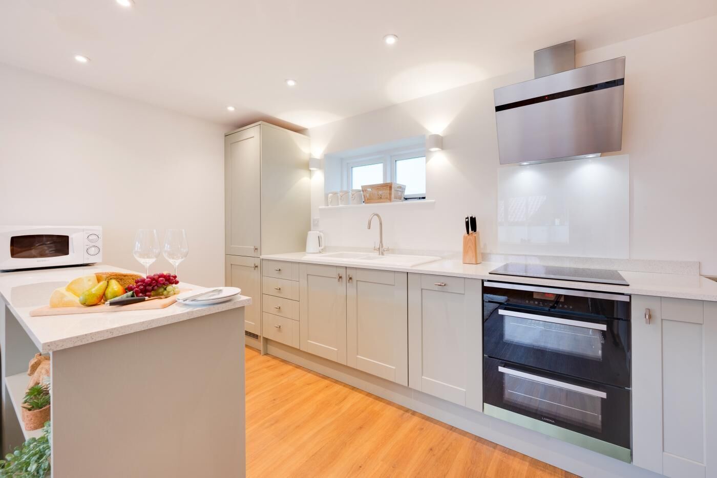 Fogão, cadeirão de bebê, talheres/pratos/utensílios de cozinha