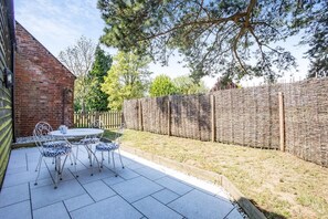 Outdoor dining - 1 Bed in Rushmere St. Andrew (oc-luxl) (Rushmere Saint Andrew)