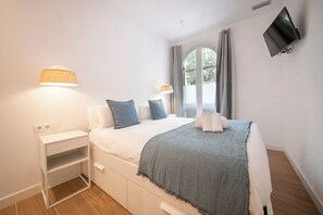 Iron/ironing board, free WiFi, bed sheets - Modern 2 bedroom apartment in Carrer Balmes (Barcelona)