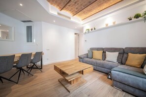 TV - Modern 2 bedroom apartment in Carrer Balmes (Barcelona)