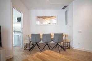 Dining - Modern 2 bedroom apartment in Carrer Balmes (Barcelona)