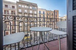 Outdoor dining - 4 Bedroom Apartment Uptown Barcelona You Stylish (Barcelona)
