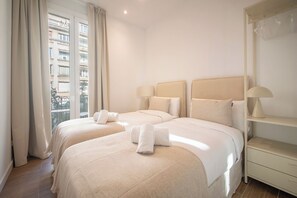 4 habitaciones, tabla de planchar con plancha y ropa de cama 