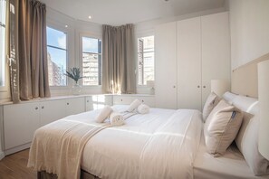 4 bedrooms, iron/ironing board, bed sheets - 4 Bedroom Apartment Uptown Barcelona You Stylish (Barcelona)