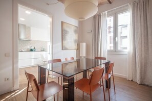 Dining - 4 Bedroom Apartment Uptown Barcelona You Stylish (Barcelona)