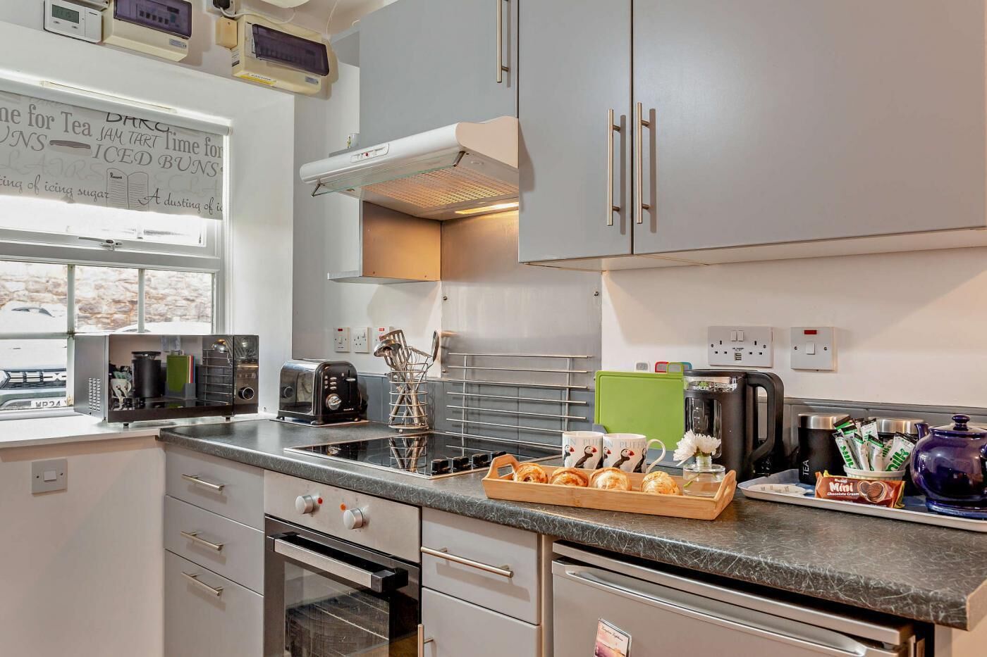 Micro-ondas, fogão, talheres/pratos/utensílios de cozinha