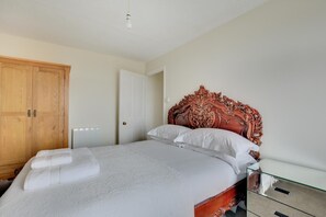 Iron/ironing board, travel crib, free WiFi, bed sheets - 3 Bed in Boscastle (oc-p00874) (Boscastle)
