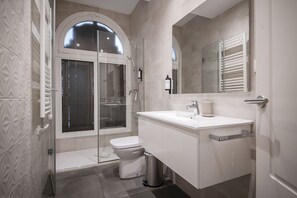 Hair dryer, towels - Modern 3 Bedroom Apartment in Uptown Barcelona (Barcelona)