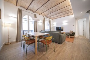 Dining - Modern 3 Bedroom Apartment in Uptown Barcelona (Barcelona)