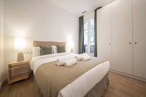 Iron/ironing board, free WiFi, bed sheets - Modern 3 Bedroom Apartment in Uptown Barcelona (Barcelona)