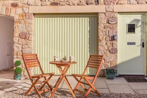 Outdoor dining - 2 Bed in Seahouses (oc-nb1972) (Seahouses)