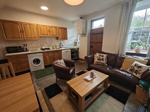 Microondas, horno, lavavajillas y trona infantil