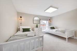2 habitaciones, tabla de planchar con plancha y cuna de viaje 