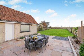 Outdoor dining - 3 Bed in Flamborough (oc-h33666) (Flamborough)
