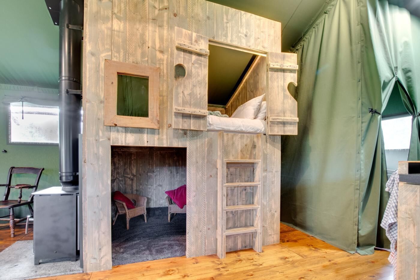Travel crib, free WiFi, bed sheets