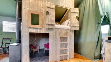 Travel crib, free WiFi, bed sheets
