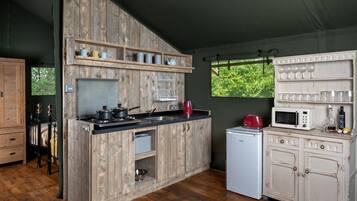 Microwave, cookware/dishes/utensils