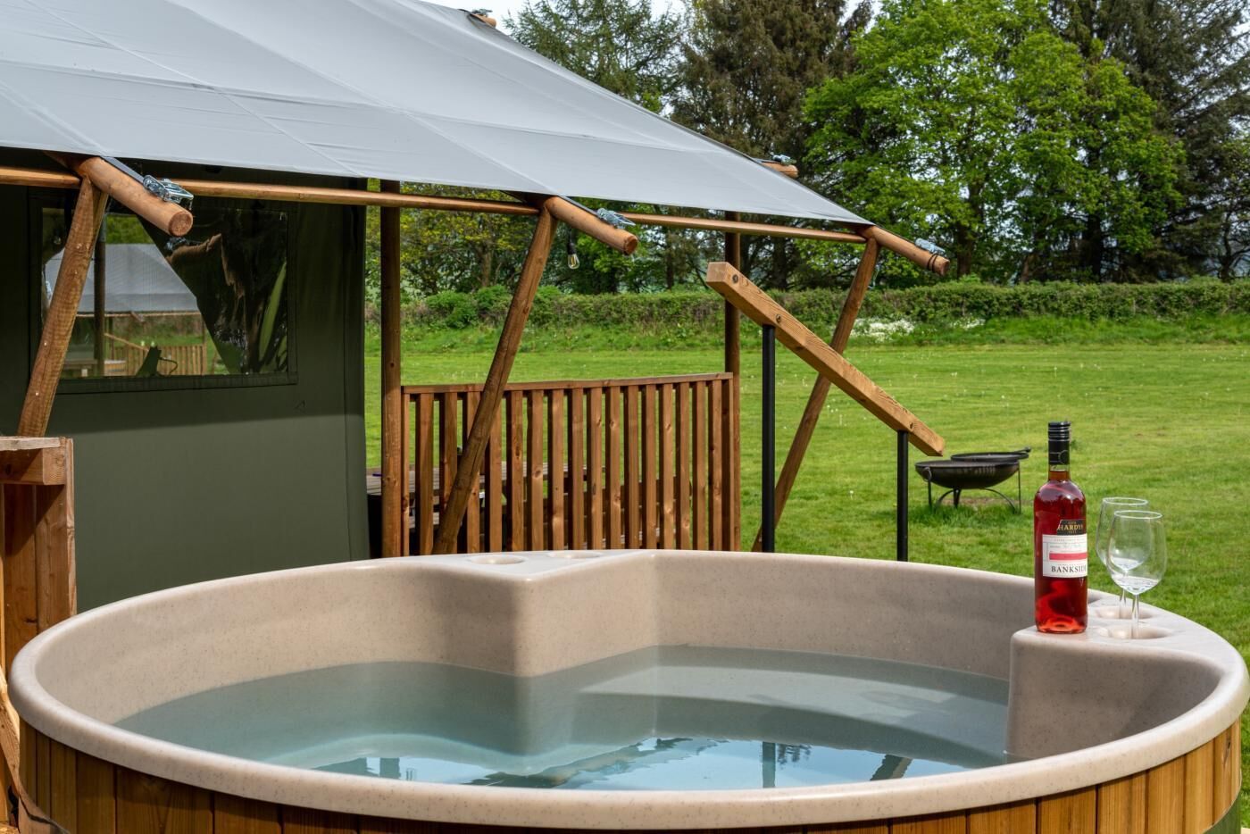 Outdoor spa tub
