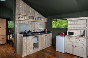 Microwave, high chair, cookware/dishes/utensils - 3 Bed in Talybont On Usk (oc-wal375) (Talybont-on-Usk)