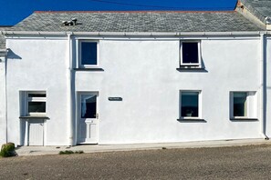 A white building with a sign reading 'KELYNACK.' - 2 Bed in Porthleven (oc-kelyna) (Porthleven)