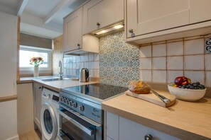 Microondas, horno y utensilios de cocina 