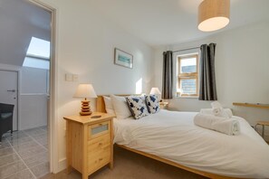 Iron/ironing board, travel cot, free WiFi, bed sheets - 2 Bed in Porthleven (oc-quaysi) (Porthleven)