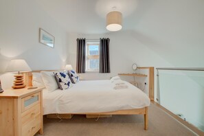 Iron/ironing board, travel cot, free WiFi, bed sheets - 2 Bed in Porthleven (oc-quaysi) (Porthleven)