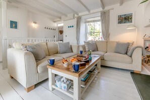 TV, fireplace - 2 Bed in Mousehole (oc-seahor) (Mousehole)