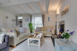 TV, fireplace - 2 Bed in Mousehole (oc-seahor) (Mousehole)