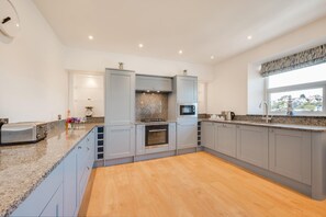 Microwave, oven, dishwasher, high chair - 3 Bed in Brixham (oc-sdpira) (Brixham)
