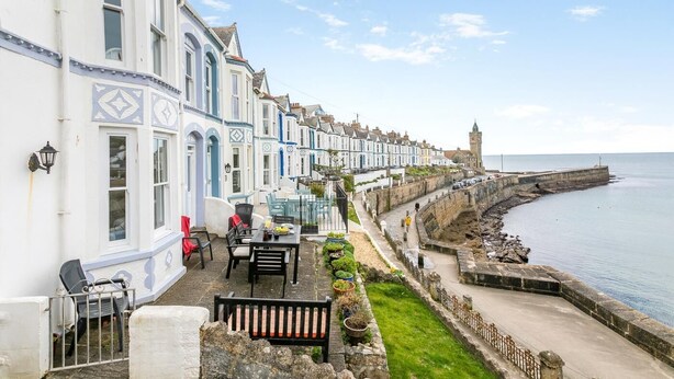 A coastal town with terraced houses, a stone wall, and a view of the sea. - 3 Bed in Porthleven (oc-harbli) (Porthleven)